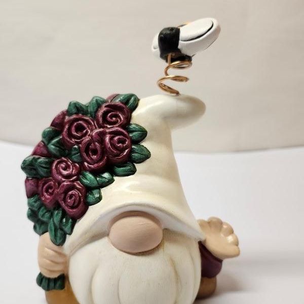 gnome-with-roses492ac385-dd3b-734d-5af7-cd92e586b06b31A55275-AD94-3D91-5FB6-323E5032630F.jpg